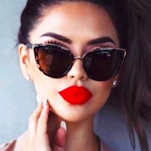 Retro cateye sunglasses